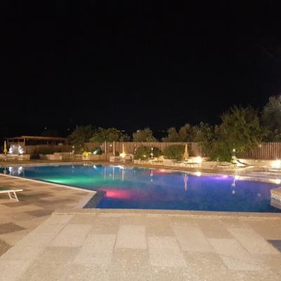 Vista piscina di sera